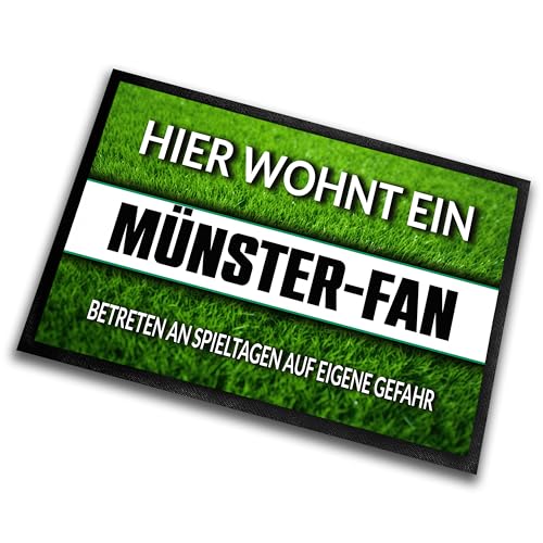 Fußmatte Rasenoptik für Fußball Fans | Hier wohnt ein Münster Fan - Betreten an Spieltagen auf eigene Gefahr! | Türmatte mit Spruch | 60x40cm | für innen und außen | Vorleger für Haustür / Flur von Herzbotschaft