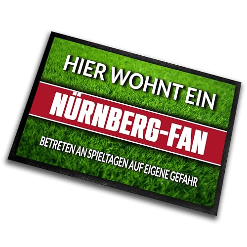 Fußmatte Rasenoptik für Fußball Fans | Hier wohnt ein Nürnberg Fan - Betreten an Spieltagen auf eigene Gefahr! | Türmatte mit Spruch | 60x40cm | für innen und außen | Vorleger für Haustür / Flur von Herzbotschaft