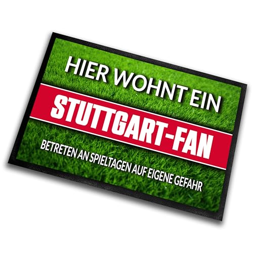 Fußmatte Rasenoptik für Fußball Fans | Hier wohnt ein Stuttgart Fan - Betreten an Spieltagen auf eigene Gefahr! | Türmatte mit Spruch | 60x40cm | für innen und außen | Vorleger für Haustür / Flur von Herzbotschaft