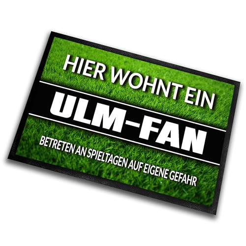 Fußmatte Rasenoptik für Fußball Fans | Hier wohnt ein Ulm Fan - Betreten an Spieltagen auf eigene Gefahr! | Türmatte mit Spruch | 60x40cm | für innen und außen | Vorleger für Haustür / Flur von Herzbotschaft