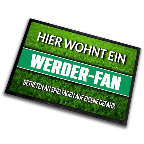 Fußmatte Rasenoptik für Fußball Fans | Hier wohnt ein Werder Fan - Betreten an Spieltagen auf eigene Gefahr! | Türmatte mit Spruch | 60x40cm | für innen und außen | Vorleger für Haustür / Flur von Herzbotschaft
