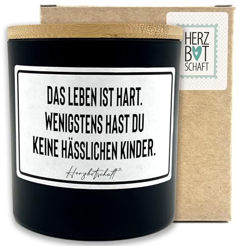 HERZBOTSCHAFT Duftkerze – Das Leben ist hart. Wenigstens hast Du keine hässlichen Kinder. – Geschenk für Papa, Vatertag, handgemachte Sojakerze, nachhaltig, optional mit personalisiertem Bambusdeckel HERZBOTSCHAFT Duftkerze – Das Leben ist hart. Wenigstens hast Du keine hässlichen Kinder. – Geschenk für Papa, Vatertag, handgemachte Sojakerze, nachhaltig, optional mit personalisiertem Bambusdeckel von Herzbotschaft