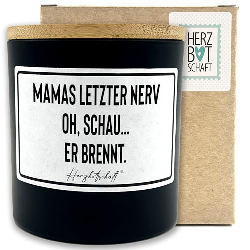 HERZBOTSCHAFT Duftkerze mit Spruch – Mamas letzter Nerv - Oh, schau… er brennt – Geschenk für Mama, Muttertag, handgemachte Sojakerze im Glas, nachhaltig, optional mit personalisiertem Bambusdeckel HERZBOTSCHAFT Duftkerze mit Spruch – Mamas letzter Nerv - Oh, schau… er brennt – Geschenk für Mama, Muttertag, handgemachte Sojakerze im Glas, nachhaltig, optional mit personalisiertem Bambusdeckel von Herzbotschaft
