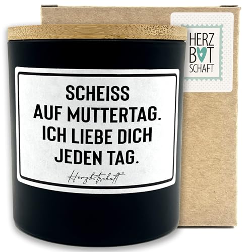 HERZBOTSCHAFT Duftkerze mit Spruch – Scheiß auf Muttertag Ich liebe Dich jeden Tag – Geschenk für Mama, Muttertag, handgemachte Sojakerze im Glas, nachhaltig optional mit personalisiertem Bambusdeckel HERZBOTSCHAFT Duftkerze mit Spruch – Scheiß auf Muttertag Ich liebe Dich jeden Tag – Geschenk für Mama, Muttertag, handgemachte Sojakerze im Glas, nachhaltig optional mit personalisiertem Bambusdeckel von Herzbotschaft