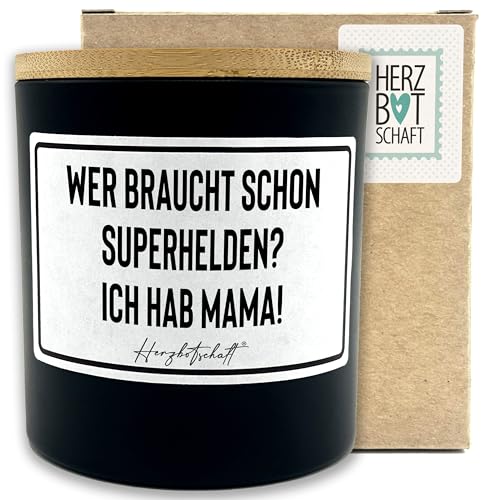 HERZBOTSCHAFT Duftkerze mit Spruch – Wer braucht schon Superhelden? Ich hab Mama! – Geschenk für Mama, Muttertag, handgemachte Sojakerze im Glas, nachhaltig, optional mit personalisiertem Bambusdeckel HERZBOTSCHAFT Duftkerze mit Spruch – Wer braucht schon Superhelden? Ich hab Mama! – Geschenk für Mama, Muttertag, handgemachte Sojakerze im Glas, nachhaltig, optional mit personalisiertem Bambusdeckel von Herzbotschaft