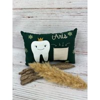 Maxi Zahnfeekissen Mit Namen, Handgefertiges Personalisiertes Zahnfee Kissen, Geschenk Für Kinder, Kissen, Kuschelkissen, Wackelzahn, Individuell Maxi Zahnfeekissen Mit Namen, Handgefertiges Personalisiertes Zahnfee Kissen, Geschenk Für Kinder, Kissen, Kuschelkissen, Wackelzahn, Individuell von HerzensfreundinShop