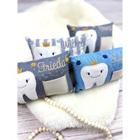 Zahnfeekissen Mit Namen, Handgefertiges Personalisiertes Zahnfee Kissen, Geschenk Für Kinder, Kuschelkissen, Wackelzahn, Individuell von HerzensfreundinShop