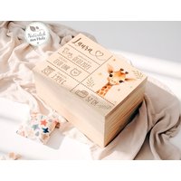 Erinnerungskiste Mit Süßer Giraffe Die Perfekte Erinnerungsbox Zur Geburt, Personalisiert Dem Namen Deines Kindes von Herzensprojekt