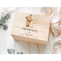 Personalisierte Baby Erinnerungsbox - Geschenk Zur Geburt & Taufe, Süßer Bär Mit Namens-Anfangsbuchstaben, Aufbewahrungsbox Name Personalisierte Baby Erinnerungsbox - Geschenk Zur Geburt & Taufe, Süßer Bär Mit Namens-Anfangsbuchstaben, Aufbewahrungsbox Name von Herzensprojekt