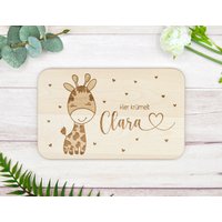Personalisiertes Schneidebrett | Süße Giraffe Babygeschenk Frühstücksbrettchen Holzbrettchen Holzbrett Gravur von Herzensprojekt