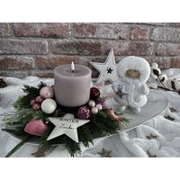 60cm Langes Adventsgesteck Weihnachten Kugeln Kerzen Adent Handmade Weiß Led Kerze 10x10cm Schneemädchen Pelzmütze von Herzflair