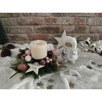 60cm Langes Adventsgesteck Weihnachten Kugeln Kerzen Adent Handmade Weiß Led Kerze 10x10cm Schneemädchen Pelzmütze von Herzflair