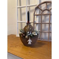 Adventsgesteck 25cm Braun Gold Tischgesteck Weihnachtsgesteck Kerze Kugel Schale von Herzflair