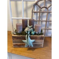 Adventskranz Braun Grün in Holzkiste Advent Kranz Adventsgestecke Inkl.kerzen Sterne Kugeln von Herzflair