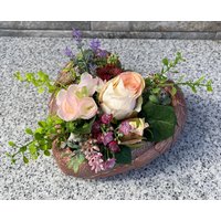 Grabgesteck 20cm Blumengesteck Grabschmuck Herz Gesteck Kunstblumen Beton Urnengrab Engelsflügel von Herzflair