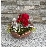 Grabgesteck Blumengesteck Grabschmuck Hände Gesteck Kunstblumen Rot 17cm von Herzflair