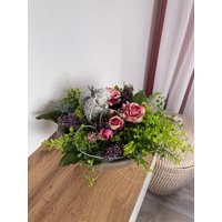 Grabschmuck Engel D30cm Urnengrab Grabgesteck Tonschale Tischgesteck Blumengesteck Rosen Seidenblumen Seidengesteck von Herzflair