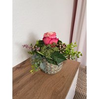 Seidenblumengesteck 25cm Dicke Rose Sommer Seidenblumen Landhaus Tischgesteck Landhausstil Blumenstrauß Beeren Rosa/Pink Minze Seidenblumengesteck 25cm Dicke Rose Sommer Seidenblumen Landhaus Tischgesteck Landhausstil Blumenstrauß Beeren Rosa/Pink Minze von Herzflair