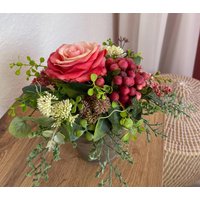 Seidenblumengesteck Dicke Rose Sommer Seidenblumen Landhaus Tischgesteck Landhausstil Blumenstrauß Beeren Rosa von Herzflair