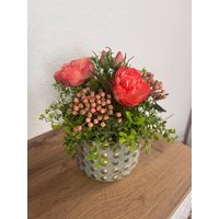 Seidenblumengesteck Sommer Seidenblumen Kunstblumen Landhaus Tischgesteck Landhausstil Rosen Blumenstrauß Beeren Orange von Herzflair