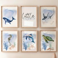 Kinderzimmer Wanddeko 6Er Posterset Meerestiere Delfin Blauwal Schildkröte Seepferdchen Rochen Blau Babyzimmer A4 A3 Geschenk Jungen Mädchen Kinderzimmer Wanddeko 6Er Posterset Meerestiere Delfin Blauwal Schildkröte Seepferdchen Rochen Blau Babyzimmer A4 A3 Geschenk Jungen Mädchen von Herzgetragen