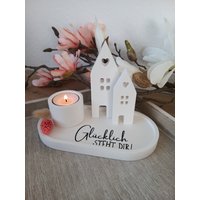 Dekotablett Oval, Weiß, Schriftzug "Glücklich Steht Dir" Mit 2 Häusern & Teelichthalter, Raysin Dekotablett Oval, Weiß, Schriftzug "Glücklich Steht Dir" Mit 2 Häusern & Teelichthalter, Raysin von HerzleDesign