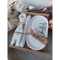 Geschenk-Set, Tablett Oval "Glücklich Steht Dir" + 2 Häuser & Kerze Nach Wahl, Weiß, Versch. Botschaften Geschenk-Set, Tablett Oval "Glücklich Steht Dir" + 2 Häuser & Kerze Nach Wahl, Weiß, Versch. Botschaften von HerzleDesign