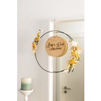 Personalisierter Trockenblumen-Türkranz in Natur-Weiß-Gelb Mit Individuellem Holzschild - Geschenkidee Zum Muttertag, Einzug Oder Hochzeit von HerzstueckRichter