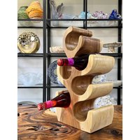 Handgefertigtes Weinregal Aus Holz Für 5 Flaschen Massiv/Organisch Geformt Designobjekt & Aufbewahrung in Einem Handgefertigtes Weinregal Aus Holz Für 5 Flaschen Massiv/Organisch Geformt Designobjekt & Aufbewahrung in Einem von HerzstueckeABG