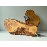 Olivenholz Schneidebrett - Handgefertigtes Servierbrett Aus Massivem Olivenbaumholz, Rustikal & Edel, Made in Italy Olivenholz Schneidebrett - Handgefertigtes Servierbrett Aus Massivem Olivenbaumholz, Rustikal & Edel, Made in Italy von HerzstueckeABG