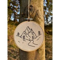 Berge - Stickrahmen Mit Landschaft Zum Aufhängen Dekorahmen Motiv Geschenk Willkommen Berge - Stickrahmen Mit Landschaft Zum Aufhängen Dekorahmen Motiv Geschenk Willkommen von HerzstueckevonJulia