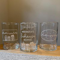 Windlicht Aus Glas Mit Spruch - Kerzenhalter Kerzenglas Geschenkidee Einzug, Zuhause Wohnungsdeko Lieblingsplatz Windlicht Aus Glas Mit Spruch - Kerzenhalter Kerzenglas Geschenkidee Einzug, Zuhause Wohnungsdeko Lieblingsplatz von HerzstueckevonJulia