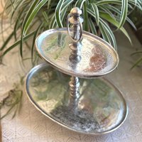 Oval Metall Etagere Silberfarben 2 Stöckig Oval Metall Etagere Silberfarben 2 Stöckig von HexenbesenShop