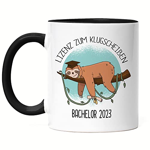 Hey!Print Bachelor Tasse 2023 Schwarz Abschluss Geschenk Absolvent Absolventin Faultier Kaffeetasse Uni Hochschule von Hey!Print