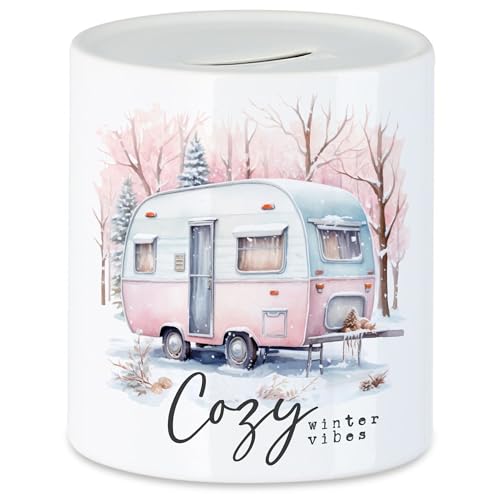 Hey!Print Cozy Winter Vibes Spardose Weihnachten Schnee Camping Camper Dezember Gemütlichkeit Hey!Print Cozy Winter Vibes Spardose Weihnachten Schnee Camping Camper Dezember Gemütlichkeit von Hey!Print