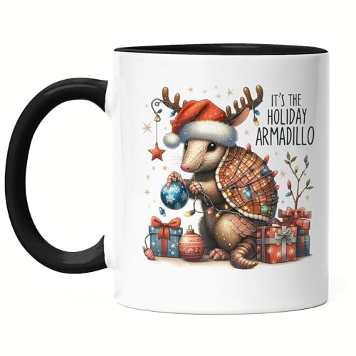 Hey!Print It’s the Holiday Armadillo Lustiges Gürteltiermotiv Tasse Schwarz Geschenkidee witziges Design Weihnachten von Hey!Print