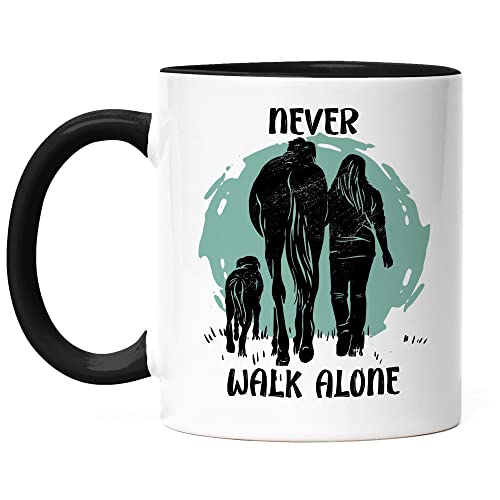 Hey!Print Never Walk Alone Tasse Schwarz Tiere Tierliebe Pferd Hund Pferdeflüsterer Natur Wald Spaziergang Liebe Reiten von Hey!Print