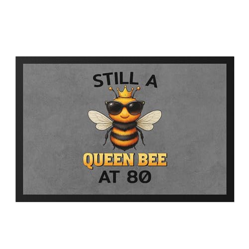 Hey!Print Still a Queen Bee at 80 Fussmatte Geschenk 80 Geburtstag Frau lustig Queen Bee Biene Humor Spruch Power Damen Krone witzig Hey!Print Still a Queen Bee at 80 Fussmatte Geschenk 80 Geburtstag Frau lustig Queen Bee Biene Humor Spruch Power Damen Krone witzig von Hey!Print