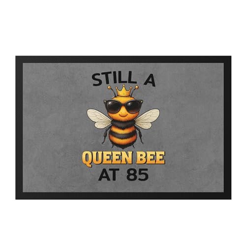 Hey!Print Still a Queen Bee at 85 Fussmatte Geschenk 85 Geburtstag Frau lustig Queen Bee Biene Humor Spruch Power Damen Krone witzig Hey!Print Still a Queen Bee at 85 Fussmatte Geschenk 85 Geburtstag Frau lustig Queen Bee Biene Humor Spruch Power Damen Krone witzig von Hey!Print