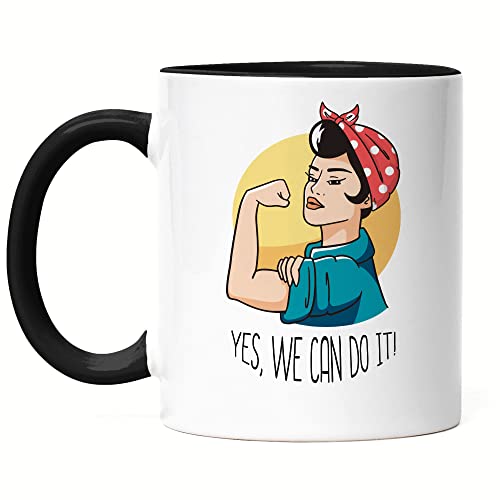 Hey!Print Tasse Schwarz Yes, We can Do It Spruch Geschenk für Superheldinnen Women Power Frauentag Feminismus von Hey!Print