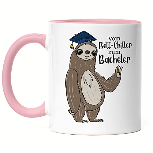 Hey!Print Vom Bett-Chiller zum Bachelor Tasse Rosa Abschluss Geschenk Absolvent Absolventin Faultier Kaffeetasse Uni Hochschule von Hey!Print