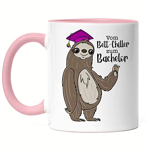 Hey!Print Vom Bett-Chiller zum Bachelor Tasse Rosa Abschluss Geschenk Absolventin Faultier Kaffeetasse Uni Hochschule Studentin von Hey!Print