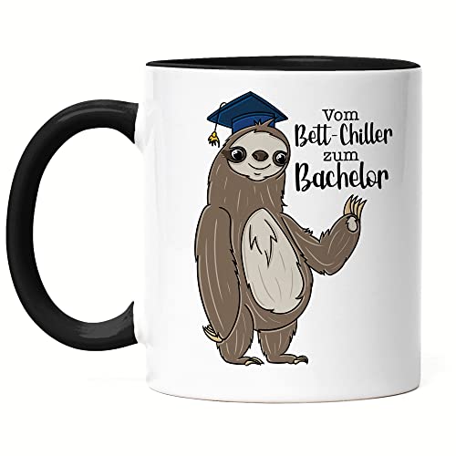 Hey!Print Vom Bett-Chiller zum Bachelor Tasse Schwarz Abschluss Geschenk Absolvent Absolventin Faultier Kaffeetasse Uni Hochschule von Hey!Print