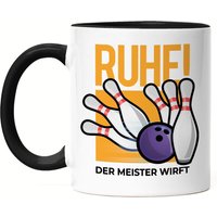 Ruhe Der Meister Wirft Tasse Schwarz Kegelbahn Sport Spiel Freizeit Kegeln Bowlingbahn Bowlingball Kegelball Pins Ruhe Der Meister Wirft Tasse Schwarz Kegelbahn Sport Spiel Freizeit Kegeln Bowlingbahn Bowlingball Kegelball Pins von HeyPrintDesigns