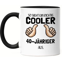 So Sieht Ein Cooler 40-Jähriger Aus Tasse Schwarz Daumen Hoch Humorvolle Geschenkidee Runder 40. Geburtstag So Sieht Ein Cooler 40-Jähriger Aus Tasse Schwarz Daumen Hoch Humorvolle Geschenkidee Runder 40. Geburtstag von HeyPrintDesigns
