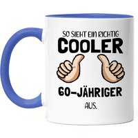 So Sieht Ein Cooler 60-Jähriger Aus Tasse Blau Daumen Hoch Humorvolle Geschenkidee Runder 60. Geburtstag So Sieht Ein Cooler 60-Jähriger Aus Tasse Blau Daumen Hoch Humorvolle Geschenkidee Runder 60. Geburtstag von HeyPrintDesigns