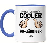 So Sieht Ein Cooler 60-Jähriger Aus Tasse Blau Daumen Hoch Humorvolle Geschenkidee Runder 60. Geburtstag So Sieht Ein Cooler 60-Jähriger Aus Tasse Blau Daumen Hoch Humorvolle Geschenkidee Runder 60. Geburtstag von HeyPrintDesigns