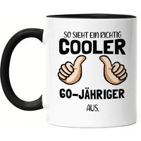 So Sieht Ein Cooler 60-Jähriger Aus Tasse Schwarz Daumen Hoch Humorvolle Geschenkidee Runder 60. Geburtstag von HeyPrintDesigns