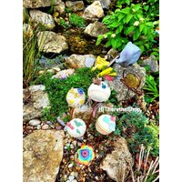 Das Regenbogenwunderland Garten-Dekor, Dekorative Pfähle, Blumenpfähle Topper, Wohnkultur, Outdoor-Dekor, Pflanze Suppor, Keramik Garten Geschenk von HiTheretheShop