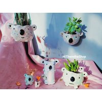 Die Koala Bären Familien Kollektion Handgemachte Keramik Hängende Pflanze, Sukkulente Kaktus Topf, Wohnkultur Garten Dekor. Geschenk. Koala von HiTheretheShop